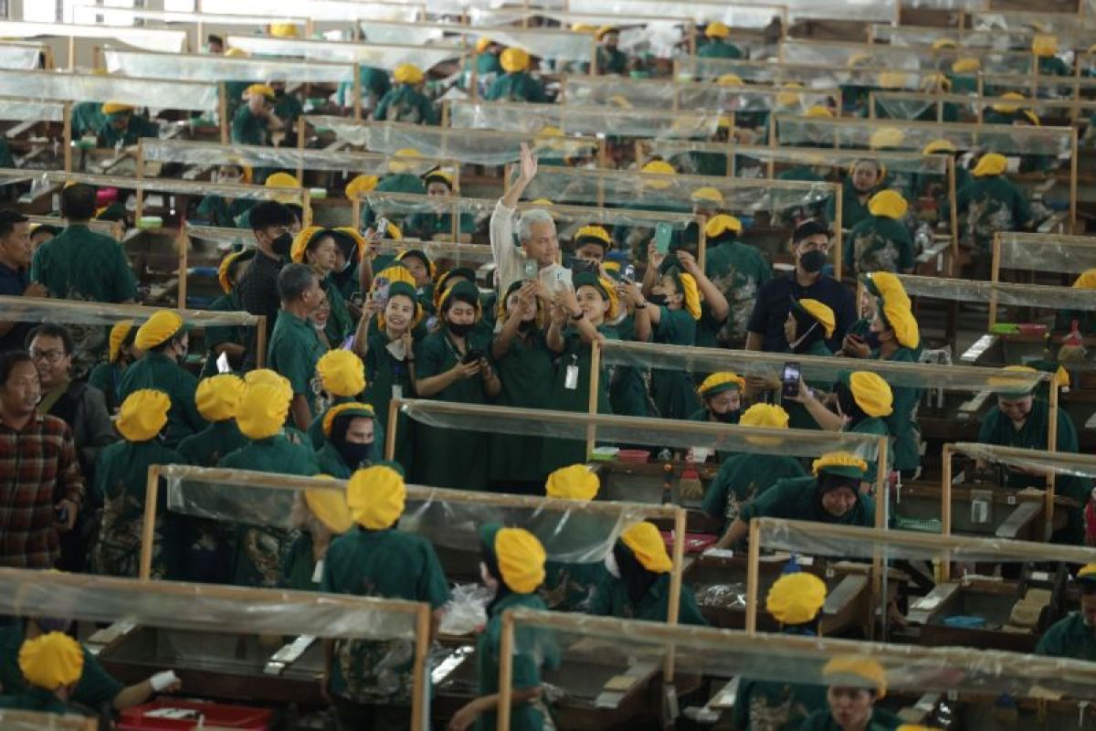 Ganjar serap aspirasi ribuan pekerja pabrik rokok di Malang