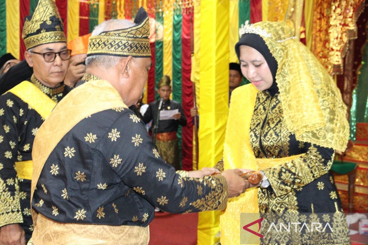 LAMR Inhu beri gelar kehormatan kepada Bupati Rezita