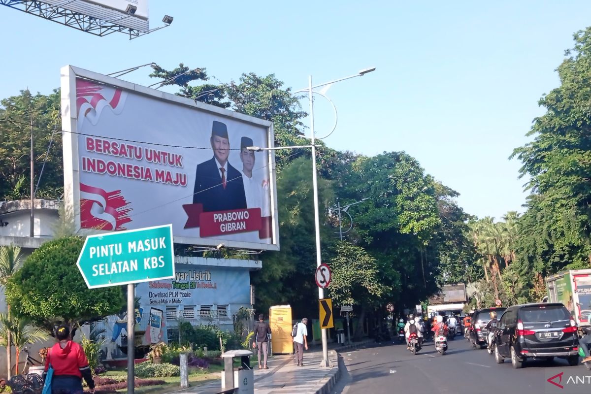 Papan reklame bergambar Prabowo-Gibran muncul di Surabaya