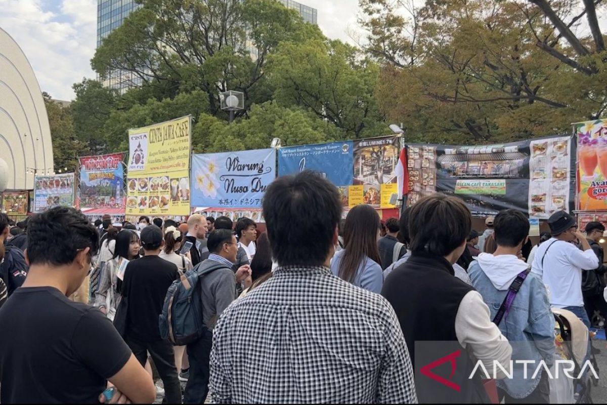 Pengunjung berburu kuliner Indonesia di Tokyo antri mengular