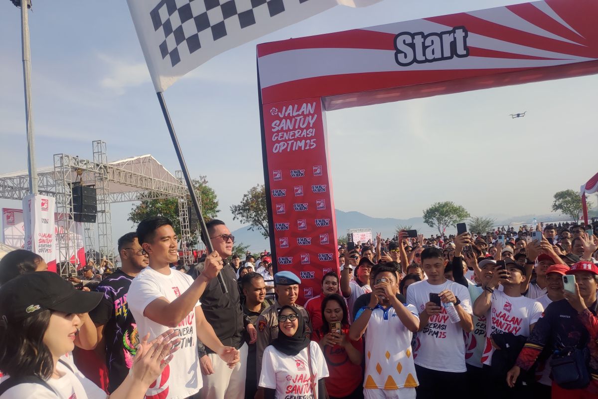 Ribuan orang ramaikan acara jalan sehat bareng Kaesang di Kota Manado