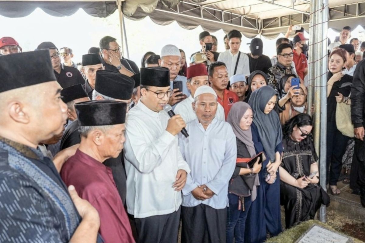 Anies ikut antar Gembong Warsono hingga ke TPU Tanah Kusir