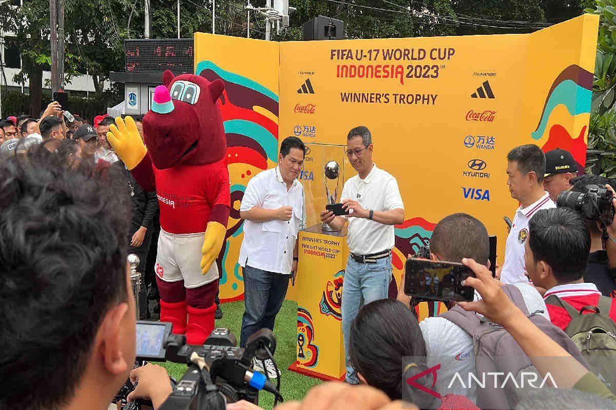 Trofi Piala Dunia U-17 dipamerkan di kawasan Bundaran HI Jakarta