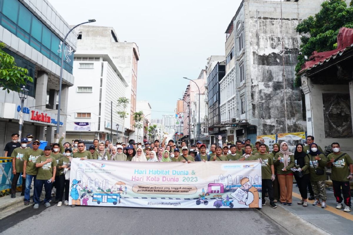 Ratusan warga Kota Medan ikut gerakan bersih sampah di Hari Kota Dunia 2023