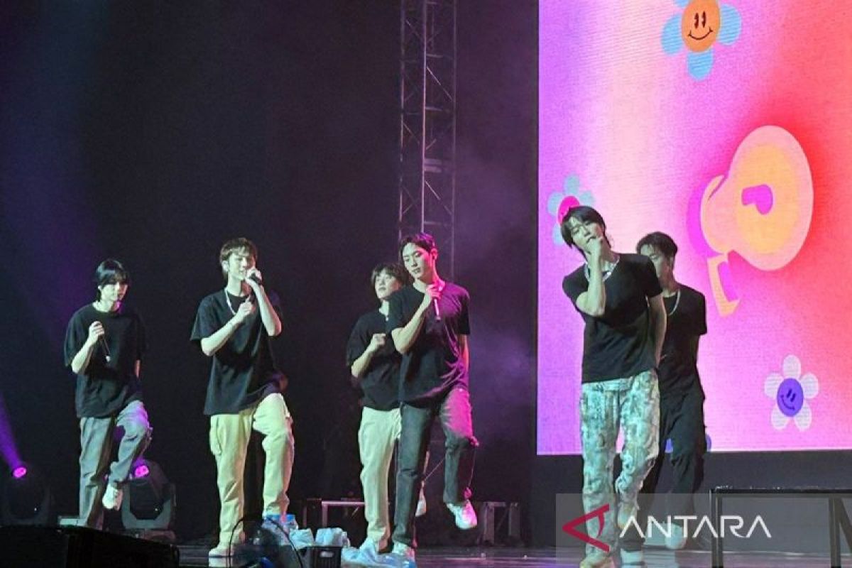 P1Harmony menutup konser perdana di Jakarta dengan lagu "AYAYA"