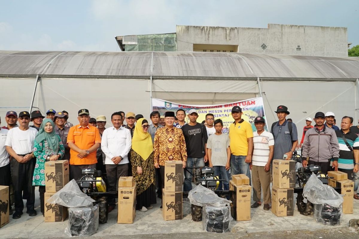 Bengkulu distributes agricultural aid to farmers to boost productivity