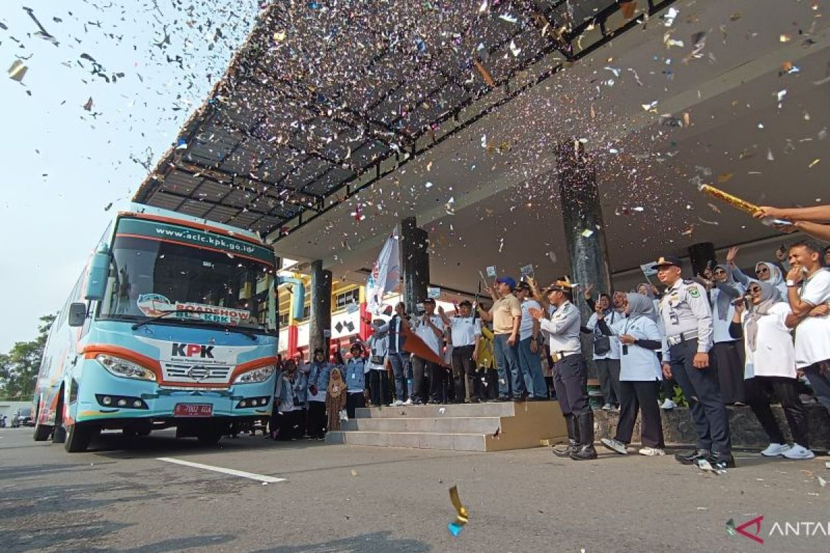 Gubernur Sumbar lepas Roadshow Bus KPK ke Sumatera Utara