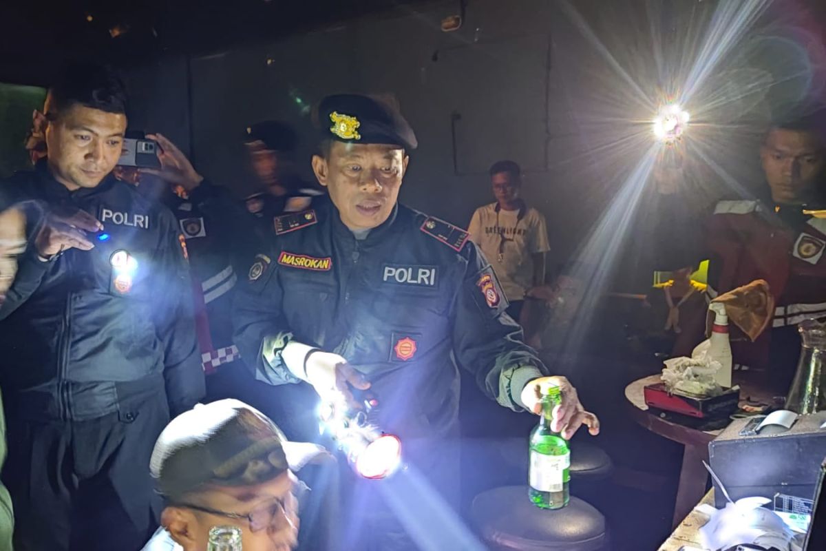 Polisi Garut Jabar menyita ratusan botol minuman keras dari tempat hiburan