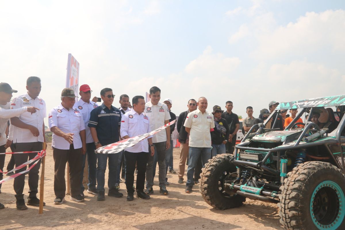 Mobil peserta kejuaraan offroad di Muarojambi tabrak puluhan penonton