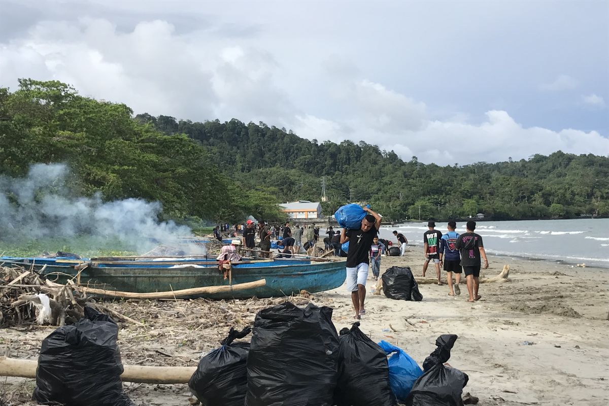 Komunitas  lingkungan kumpulkan 327 kantong sampah di Pantai Paso Ambon