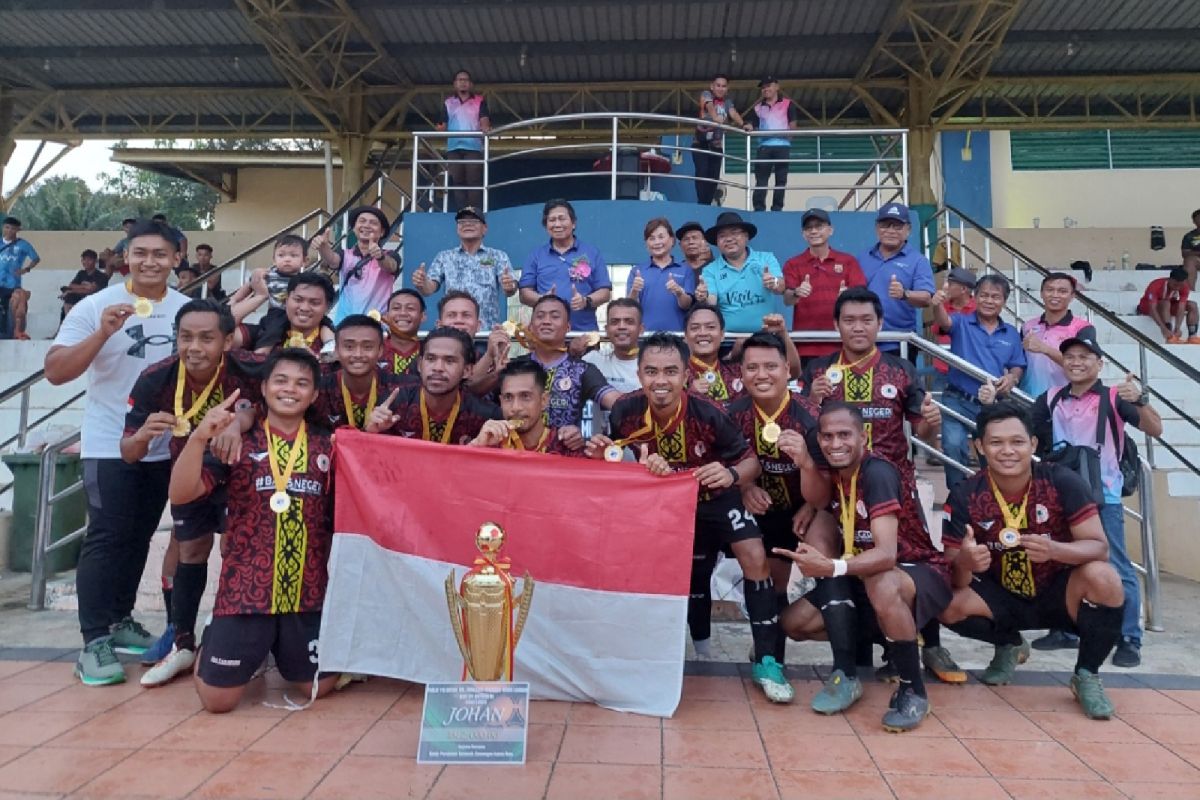 Tim sepak bola Badau Kapuas Hulu juarai turnamen perbatasan RI-Malaysia