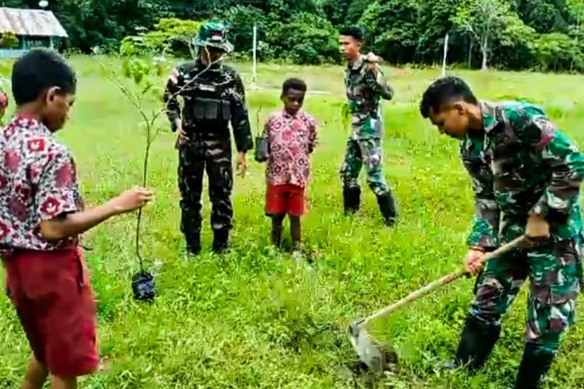 Satgas Pamtas RI-PNG sosialisasi penghijauan siswa SD YPPK Keerom