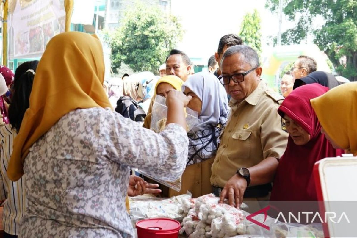 Tekan angka inflasi Pemkab Sukabumi gelar gerakan pangan murah di Alun-Alun Palabuhanratu
