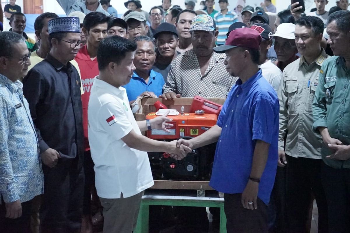 Bupati Satono bantu 126 unit mesin kapal tingkatkan tangkapan nelayan