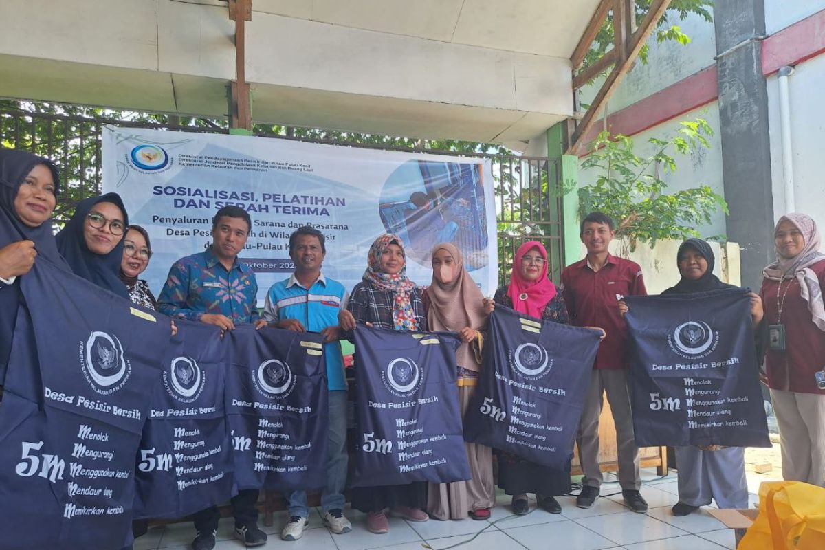KKP serahkan bantuan ke bank sampah di Palu dukung desa pesisir bersih