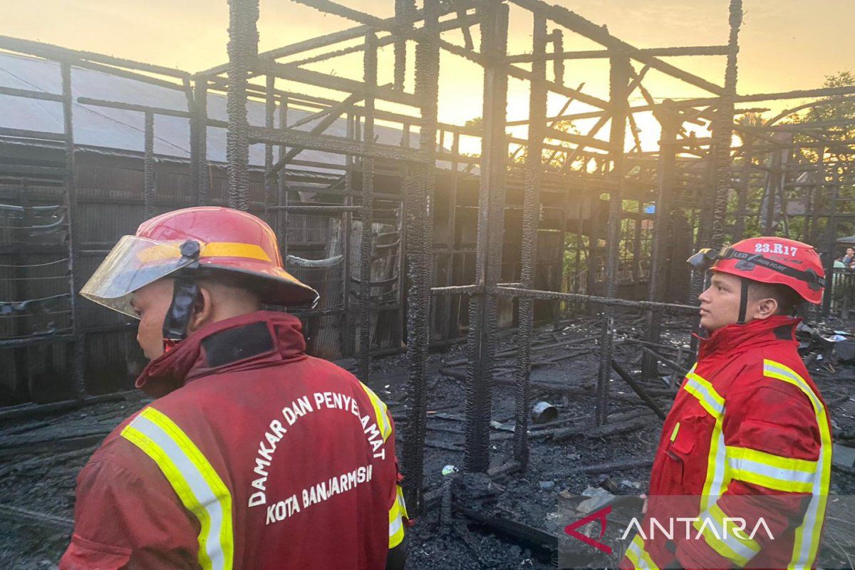 Diterpa hujan deras, dua rumah di Banjarmasin dilalap api