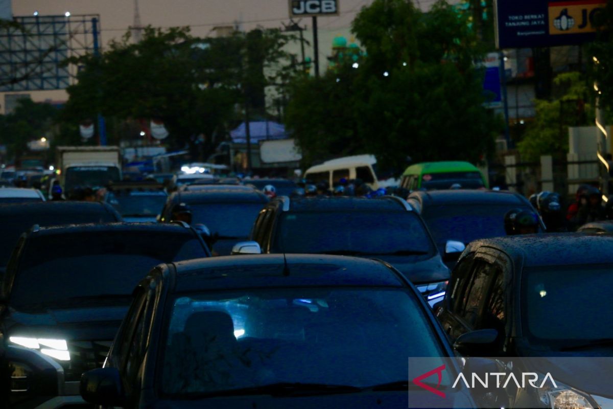 Petugas atur lalu-lintas macet Banjarmasin-Banjar akibat pohon tumbang