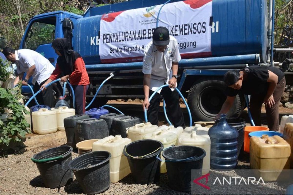 Krisis Air Bersih Kemensos Salurkan Bantuan Ribu Liter Air Di Temanggung ANTARA News