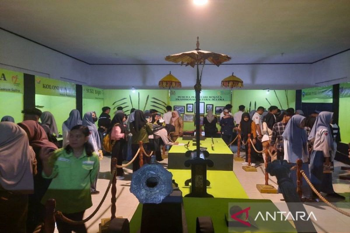Pelajar antusias kunjungi pameran senjata kuno di Museum Sulawesi Tenggara