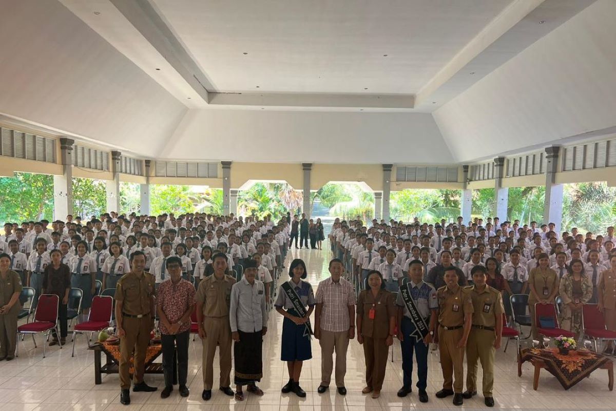 Anggota DPD memacu semangat siswa SMAN Bali Mandara tingkatkan berprestasi