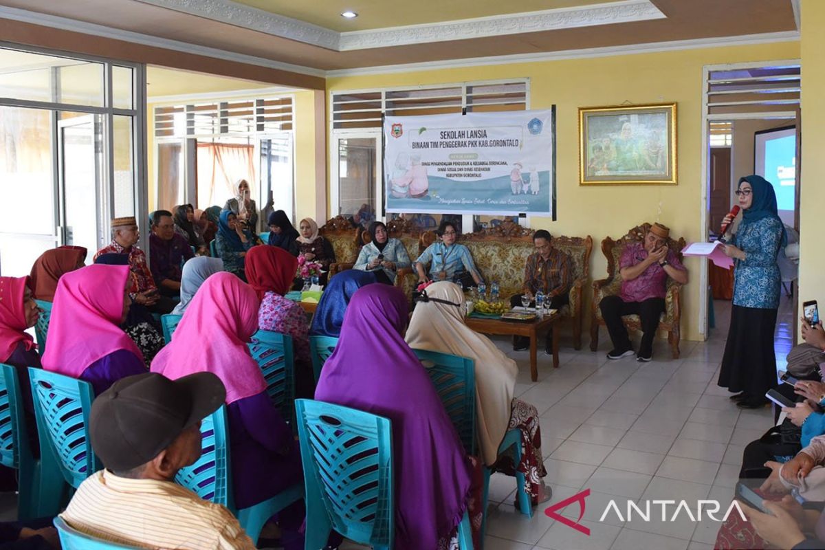 40 lansia jadi siswa sekolah di Kabupaten Gorontalo