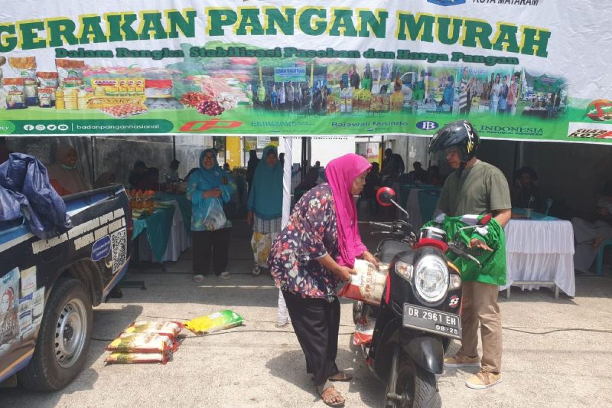Pemkot Mataram menggelar bazar murah untuk peringati Hari Pangan Sedunia