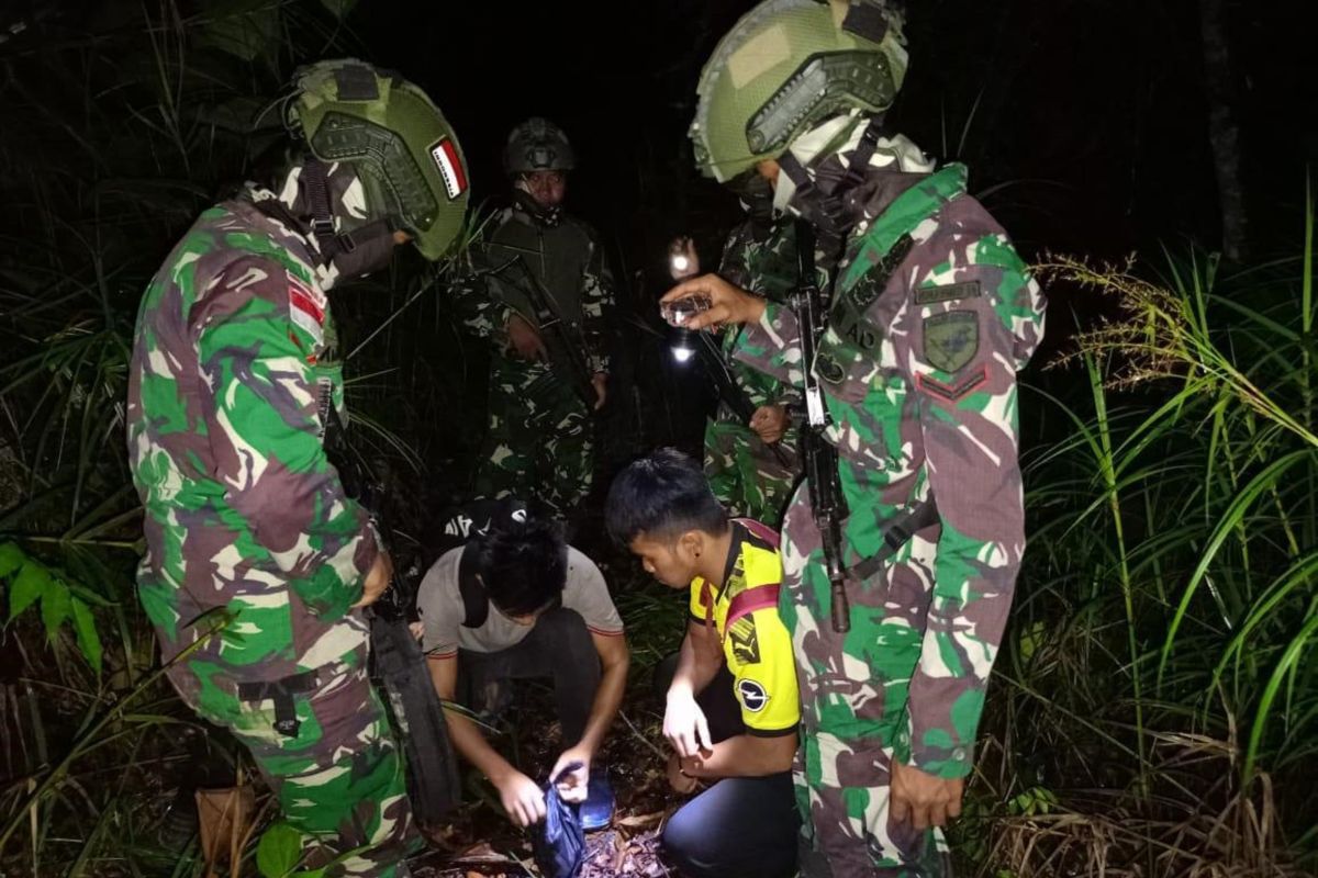 Satgas Pamtas RI tangkap dua warga Malaysia membawa sabu