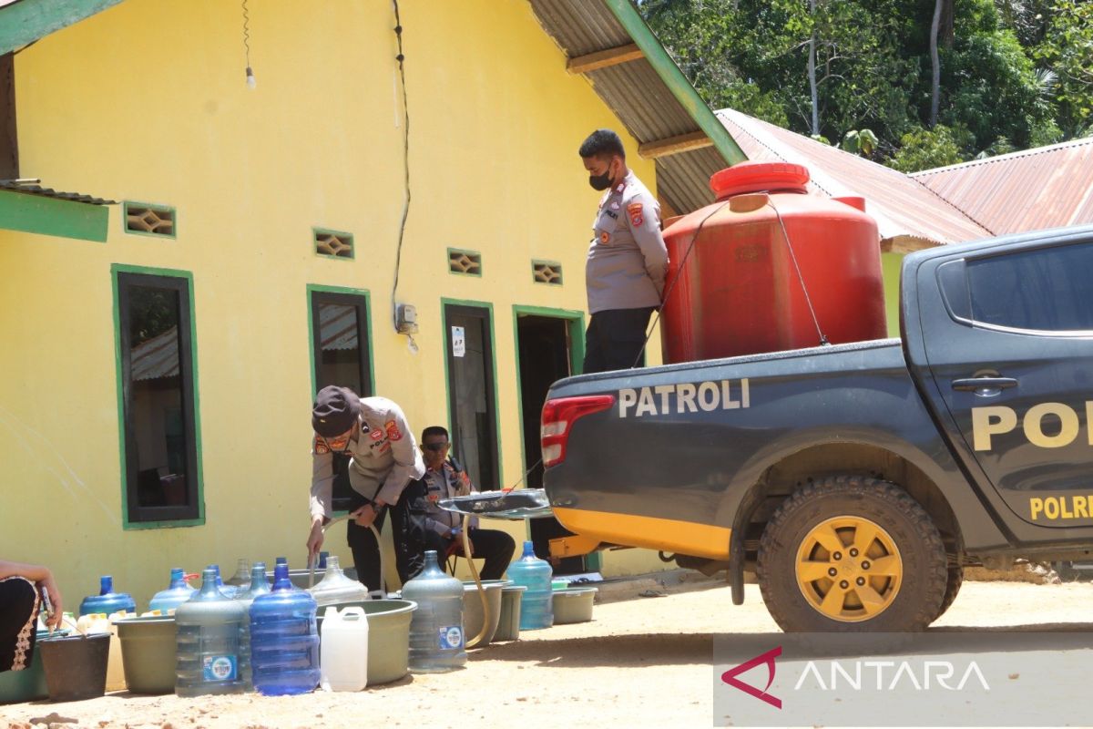 Polresta Kendari menyalurkan 1.200 liter air bersih di Labibia