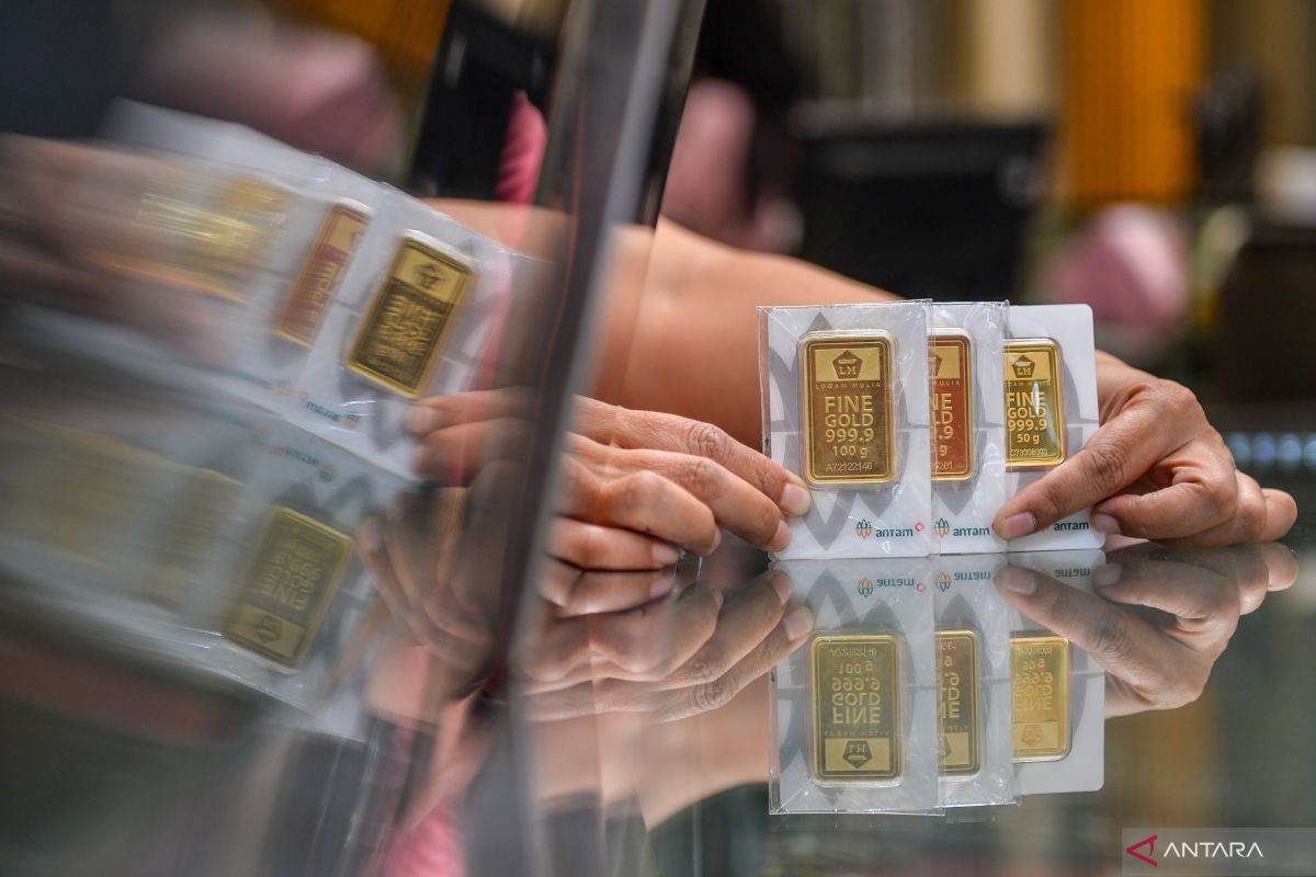 Info harga emas Antam, turun Rp8.000 per gram