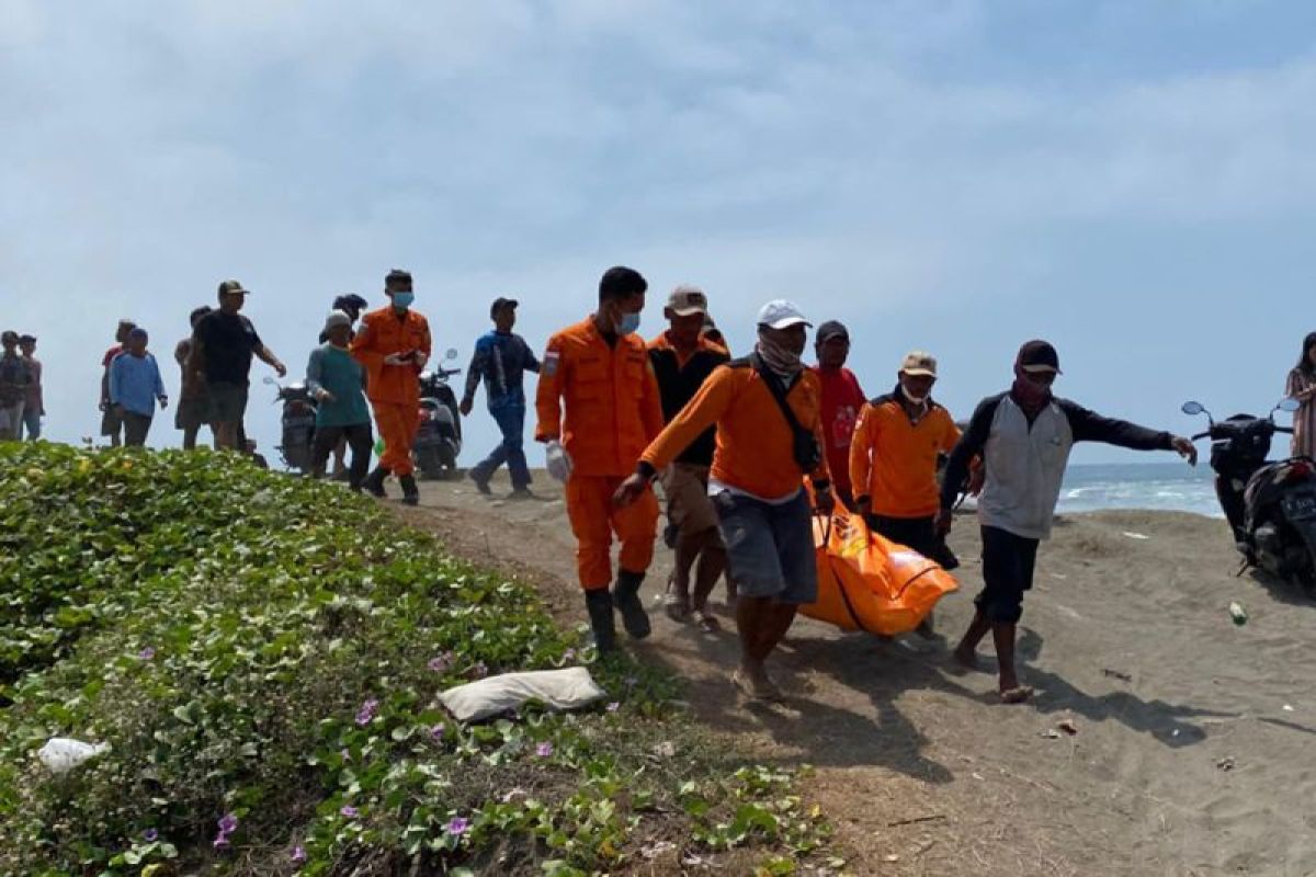 Tim SAR gabungan Cilacap evakuasi jenazah pencari ubur-ubur di perairan Lengkong
