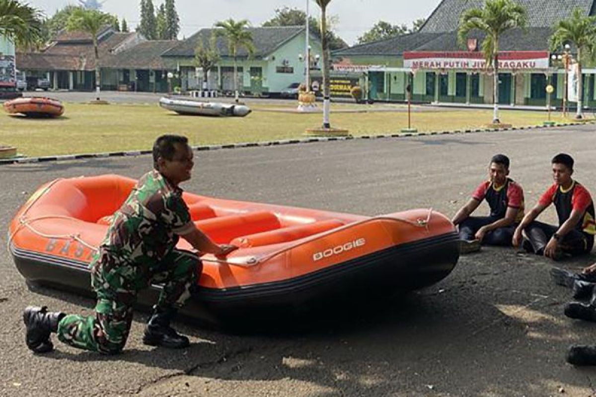 Personel gabungan berlatih Senam Perahu antisipasi bencana  di Banyumas