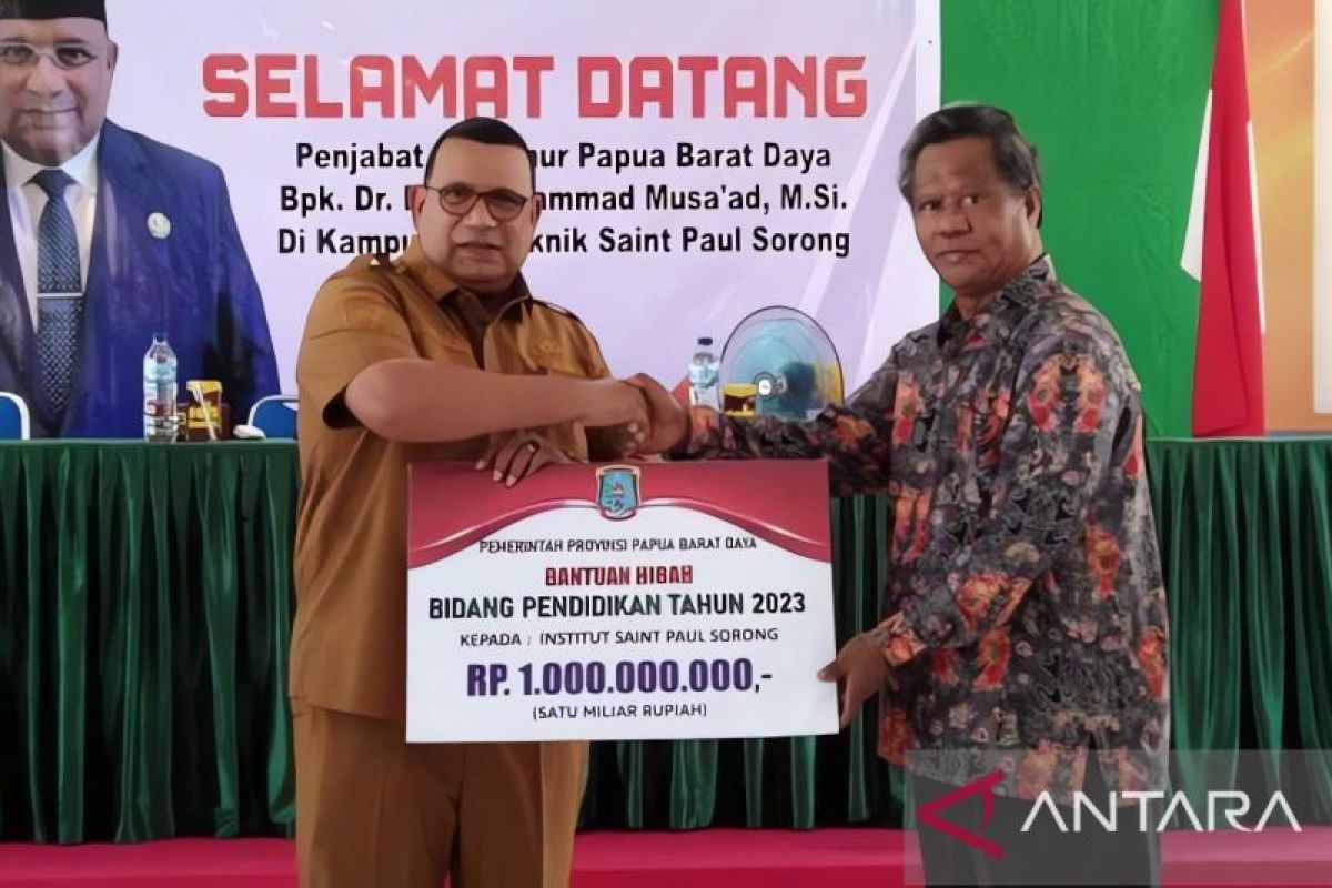 Papua Barat Daya serahkan dana hibah pendidikan tiga kampus