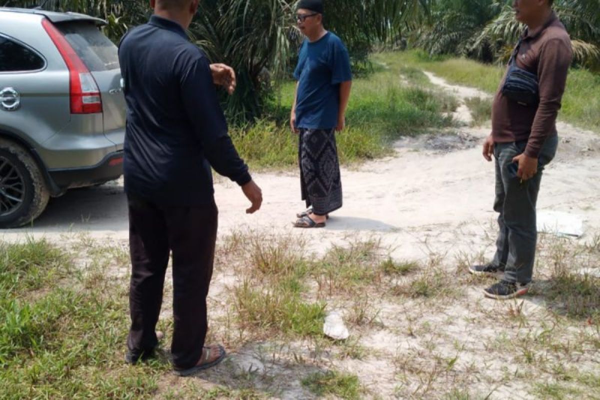Kapolsek Bungaraya bawa tahanan keluar diperiksa Propam Polda Riau