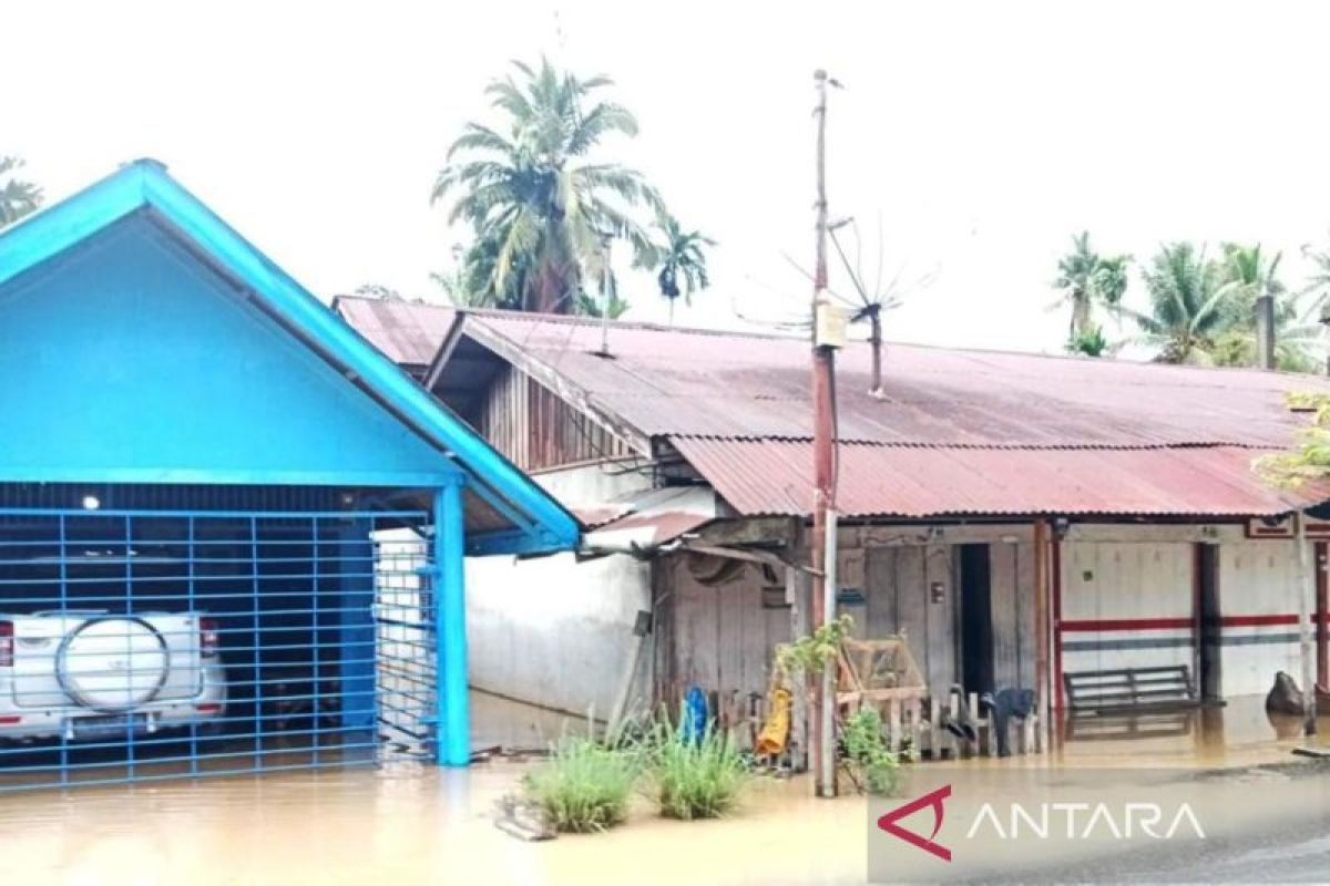 Banjir menggenangi lebih dari 100 rumah warga di Aceh Barat