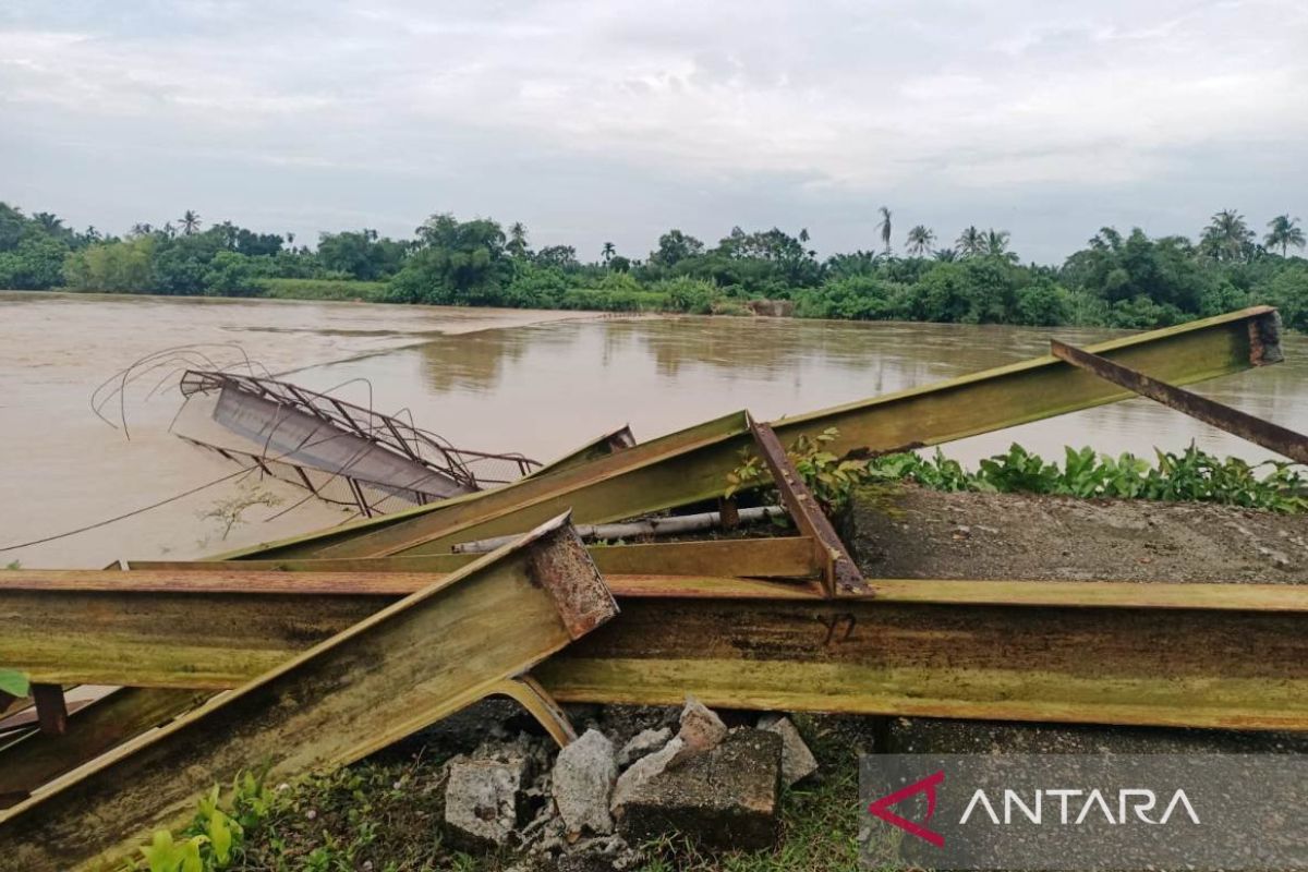 Jembatan gantung sepanjang 120 meter di Nagan Raya ambruk diterjang banjir