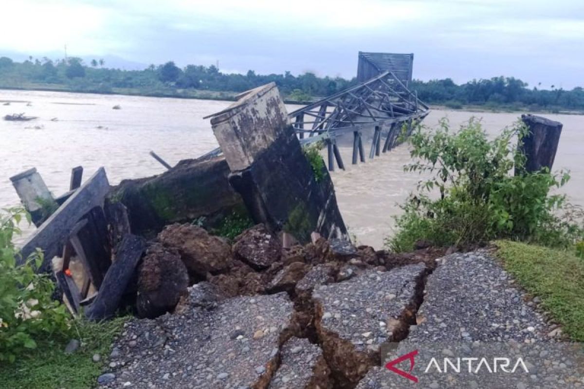 Jembatan di Nagan Raya ambruk diterjang arus sungai, ratusan warga terdampak