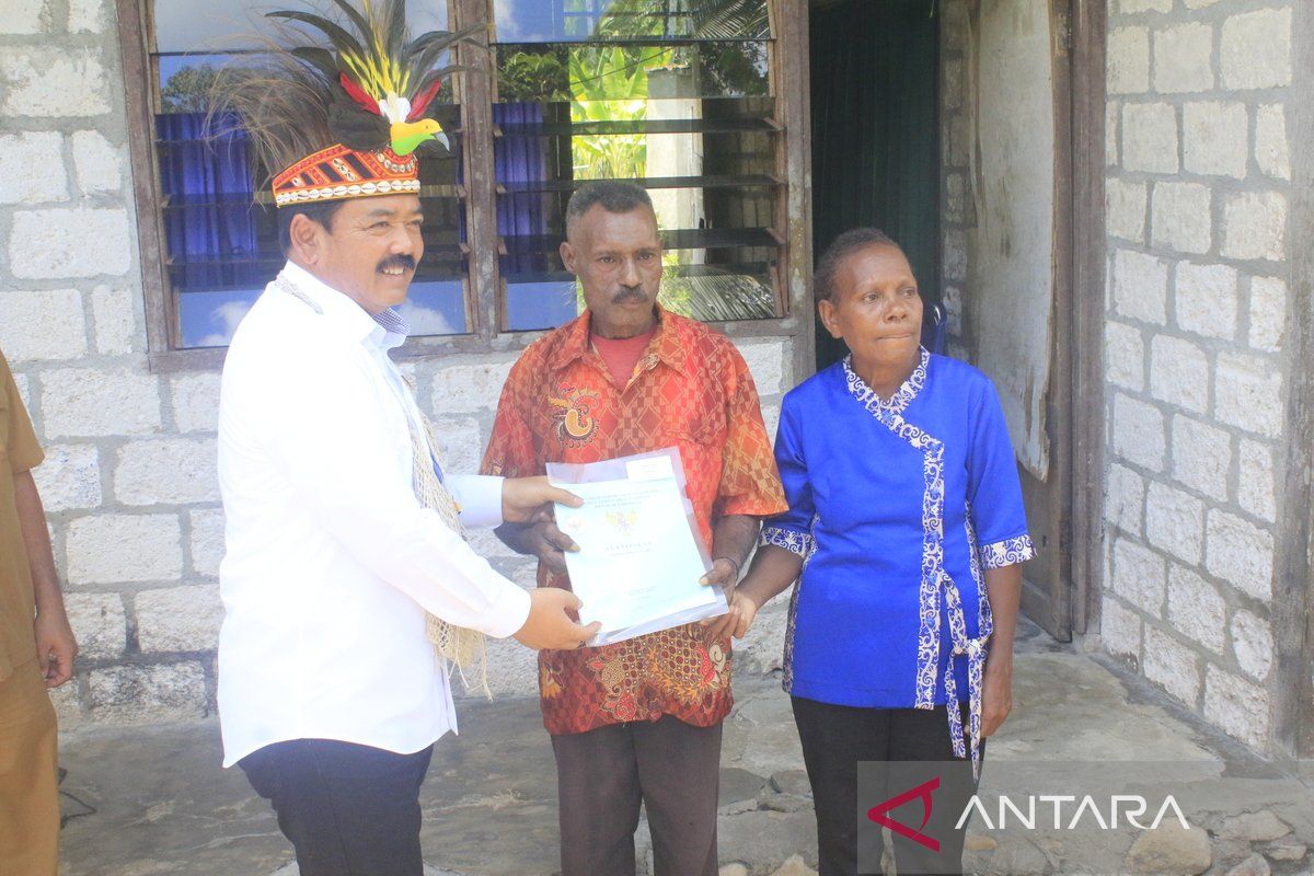 Minister Tjahjanto gives land certificates to indigenous Papuans