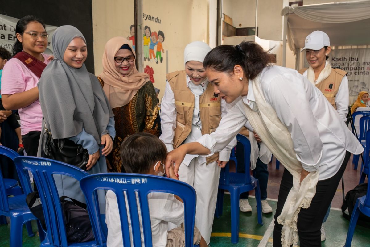 Liza Erick Thohir peduli perkembangan anak, bagikan alat timbang di Posyandu