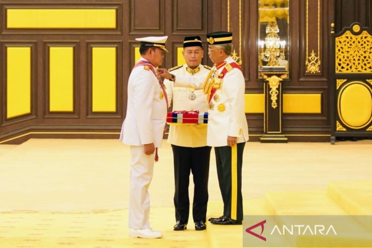 Panglima TNI dan Kasad menerima tanda kehormatan dari Raja Malaysia