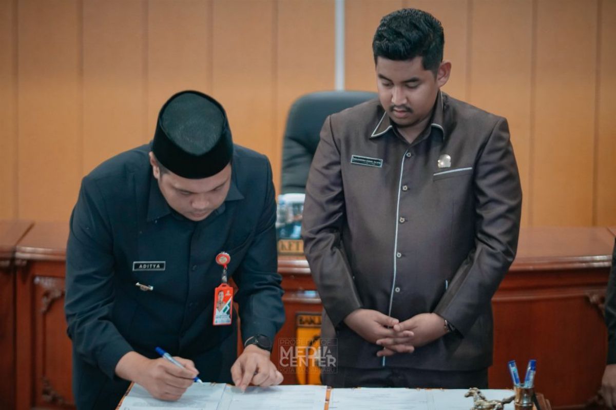 Foto - Ketua DPRD saksikan wali kota tandatangani berita acara pengesahan tiga perda