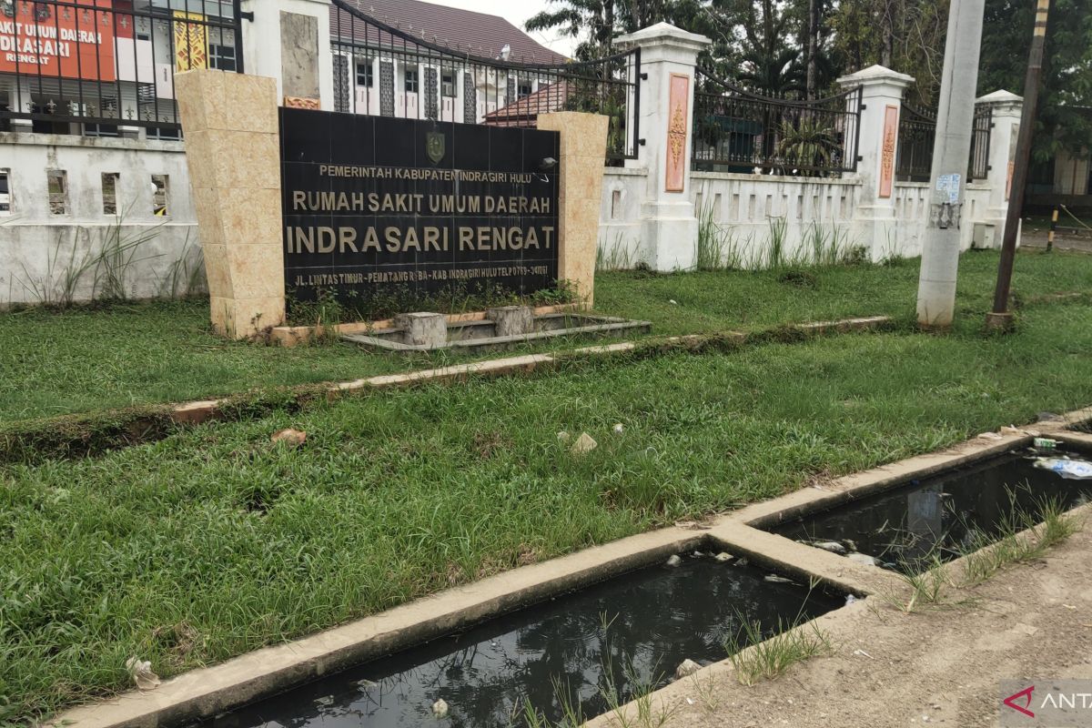 Parit di depan RSUD Indrasari dipenuhi limbah air kotor