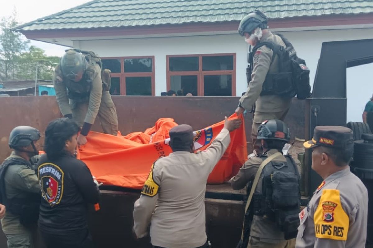 Kapolda Papua: TNI-Polri evakuasi 18 pendulang, tujuh orang tewas