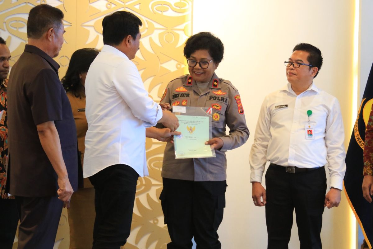 Menteri ATR/BPN Hadi serahkan 12 sertifikat tanah aset BMN dan BMD
