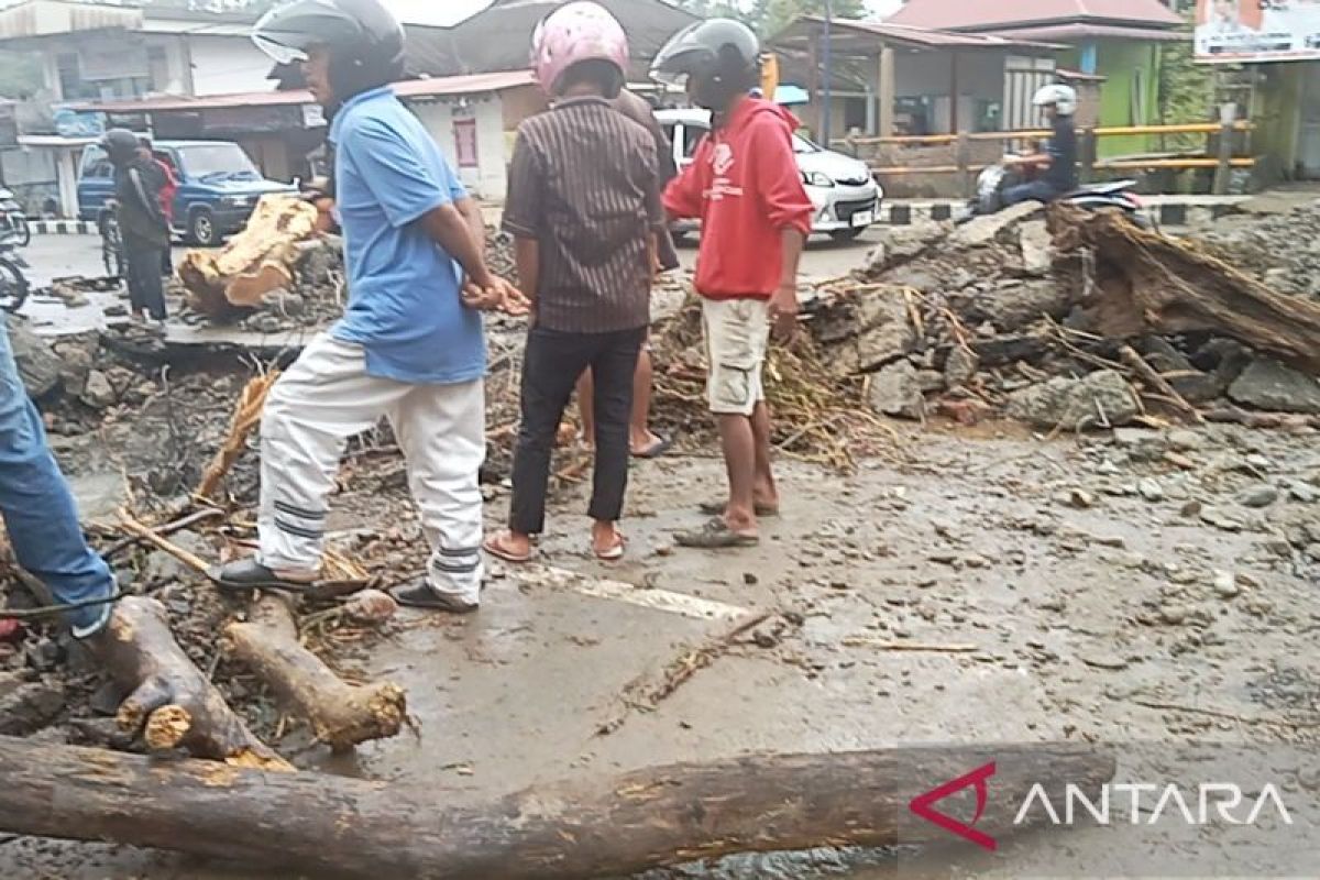 Banjir bandang di Lubuk Sikaping Pasaman mulai surut (Video)