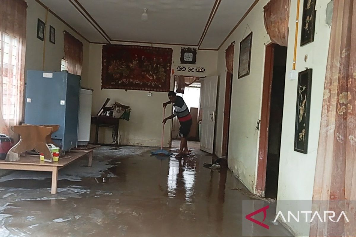 Warga terdampak banjir di Lubuk Sikaping bersihkan rumah dari genangan lumpur (Video)