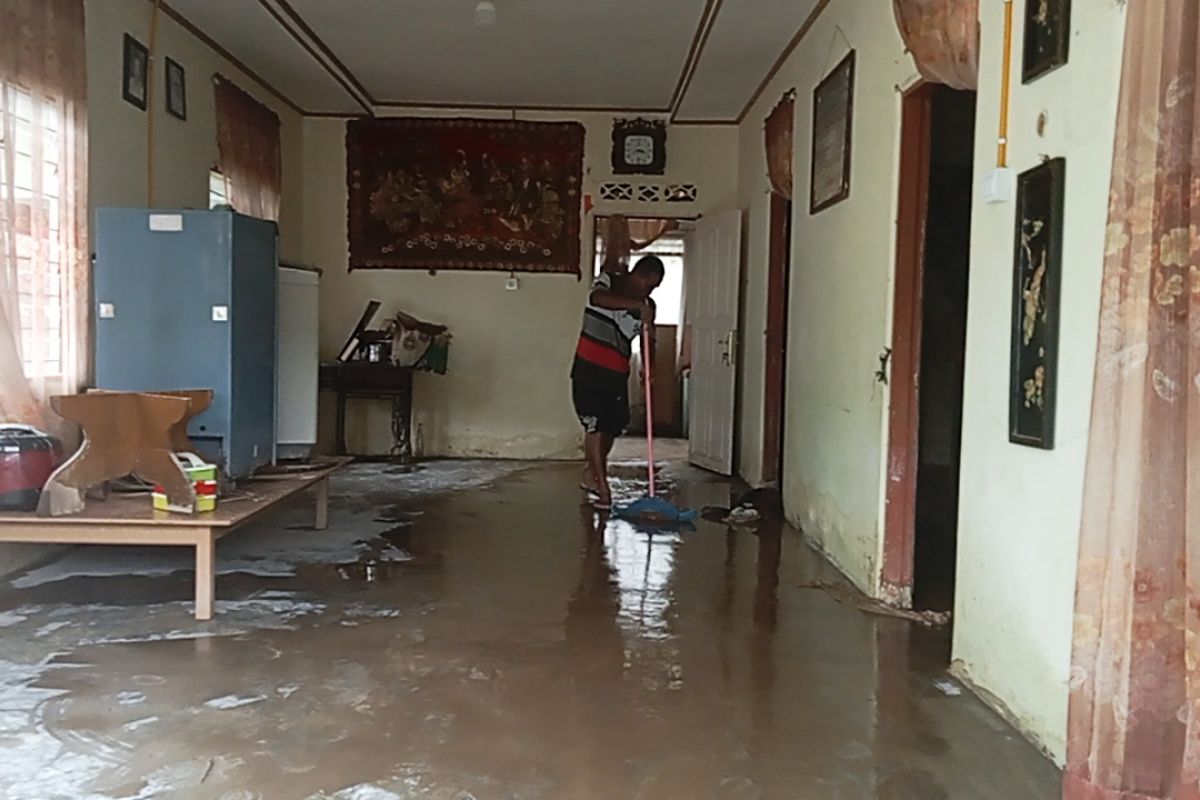 Warga terdampak banjir di Pasaman bersihkan rumah dari genangan lumpur