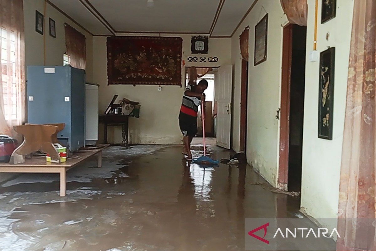 Warga terdampak banjir di Pasaman bersihkan rumah dari genangan lumpur