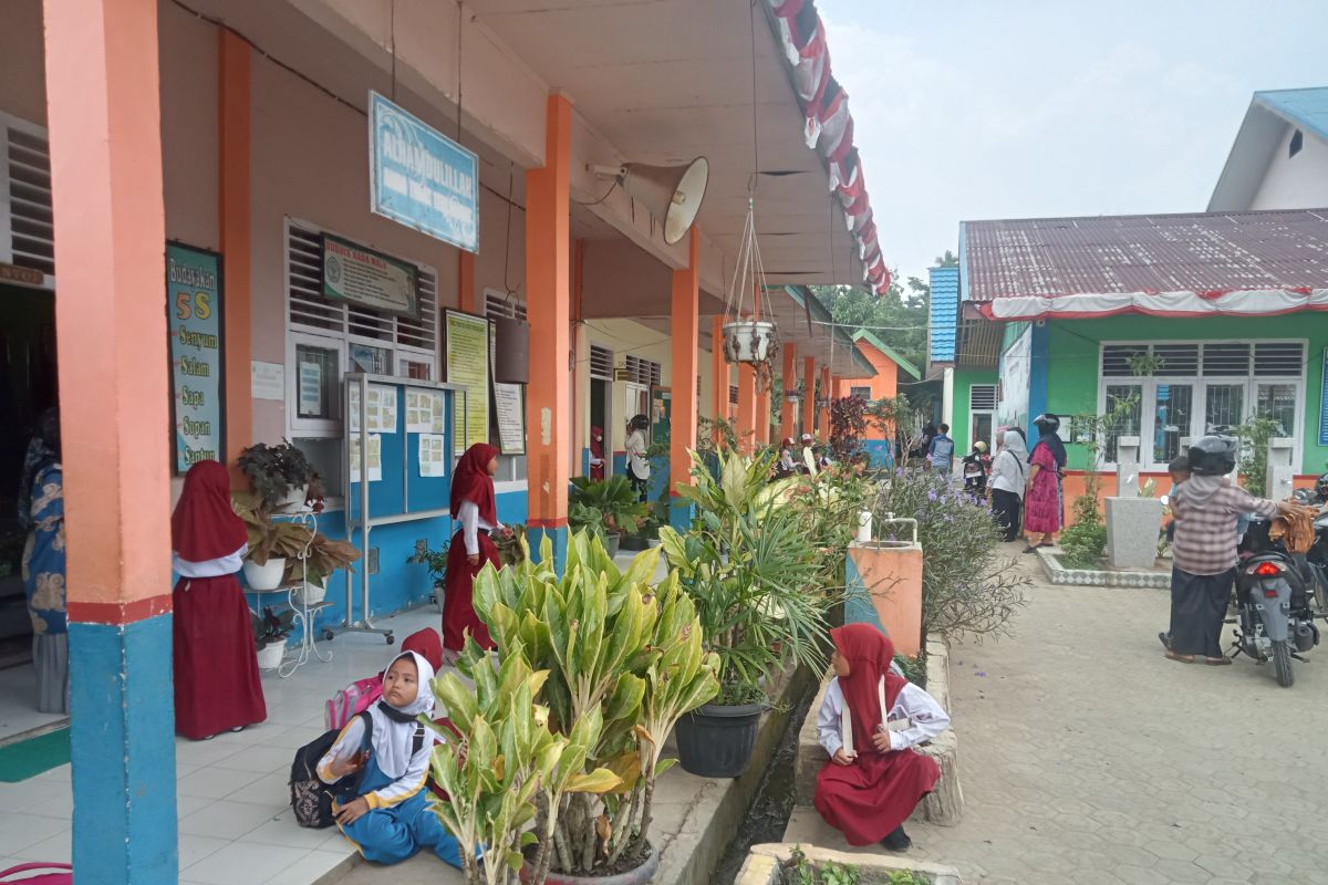 Tanjabtim belum liburkan sekolah meski kualitas udara tidak sehat