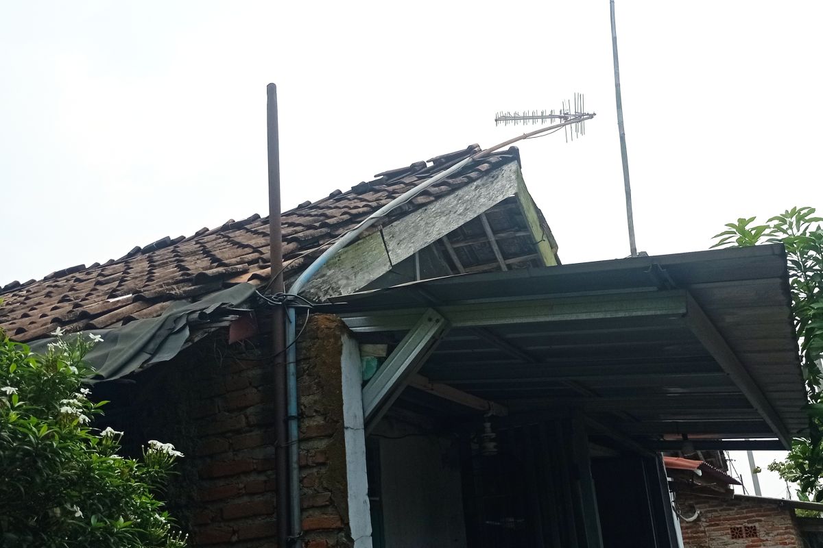 Ada angin kencang, warga Lebak berlarian keluar rumah