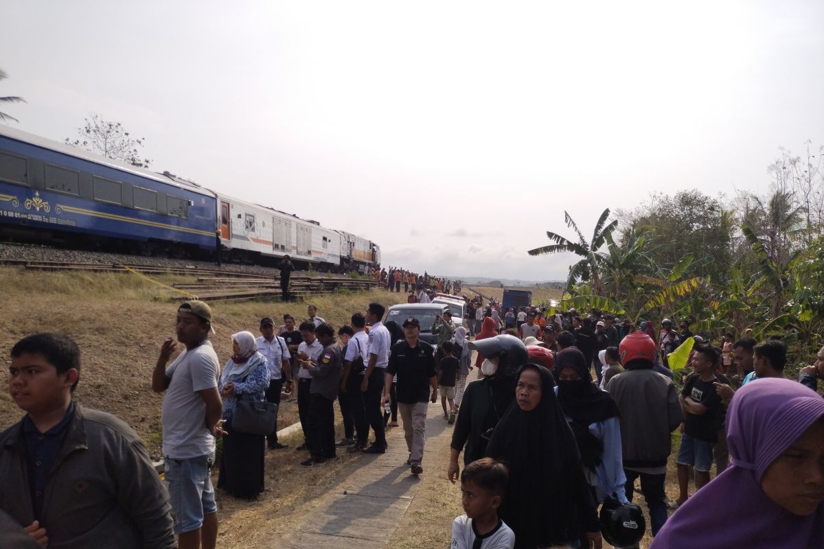 Tim gabungan evakuasi penumpang kereta yang kecelakaan di Kulon Progo